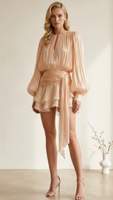 Eugénie - Vestido corto en tono neutro, totalmente plisado con volantes